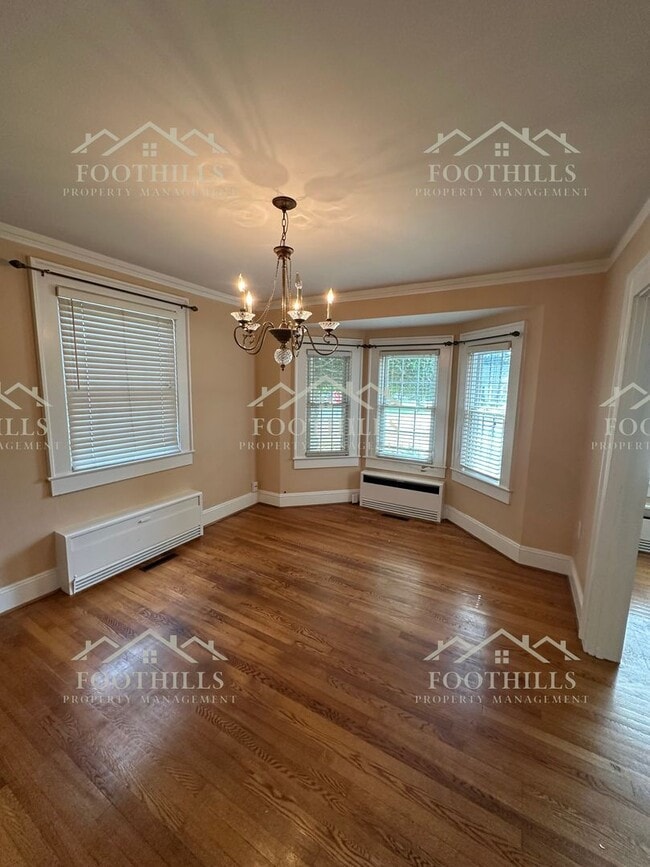 Building Photo - Beautifully updated cottage! 3-Bedroom/2-B...