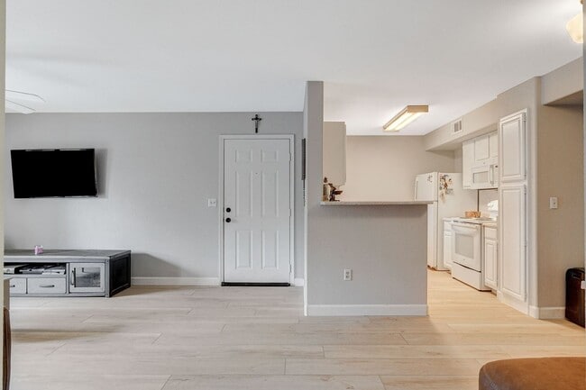 Building Photo - Chic & Convenient: Your Ground-Level Condo Retreat in Silverado Ranch