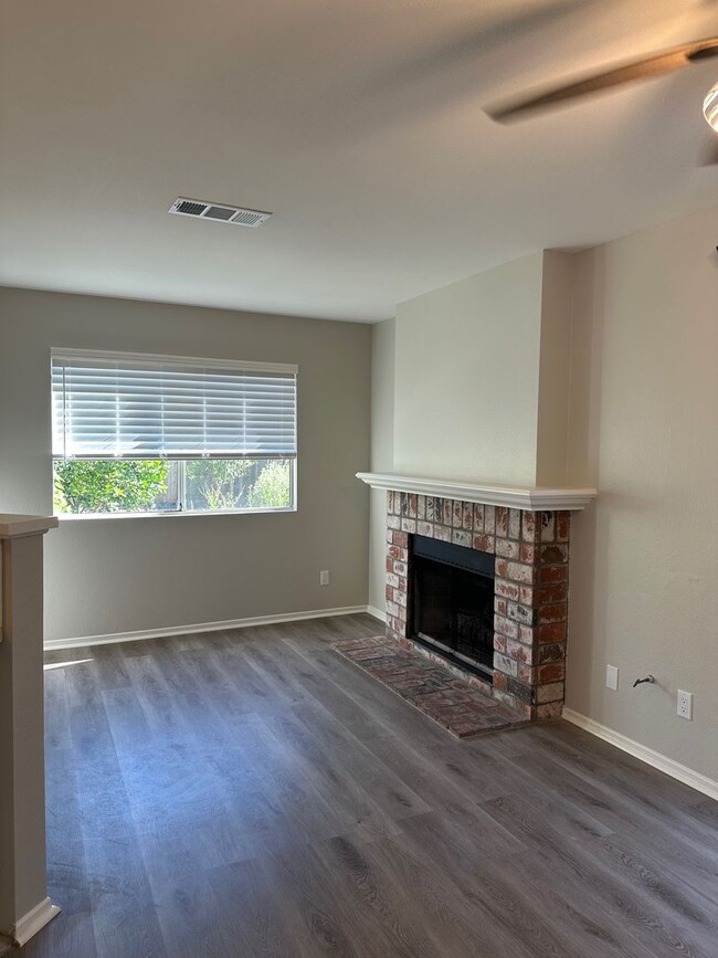 Building Photo - Beautifully Renovated Craftsman  4 Bed/2.5...