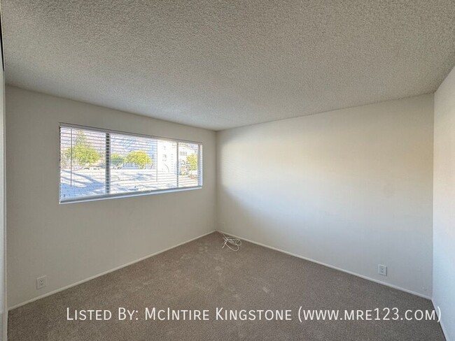 Building Photo - A Beautifully Renovated 2BD 1BA Apartment ...