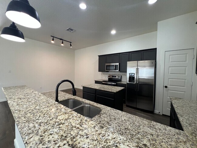 Building Photo - Luxury 3/2 duplex in NBTX