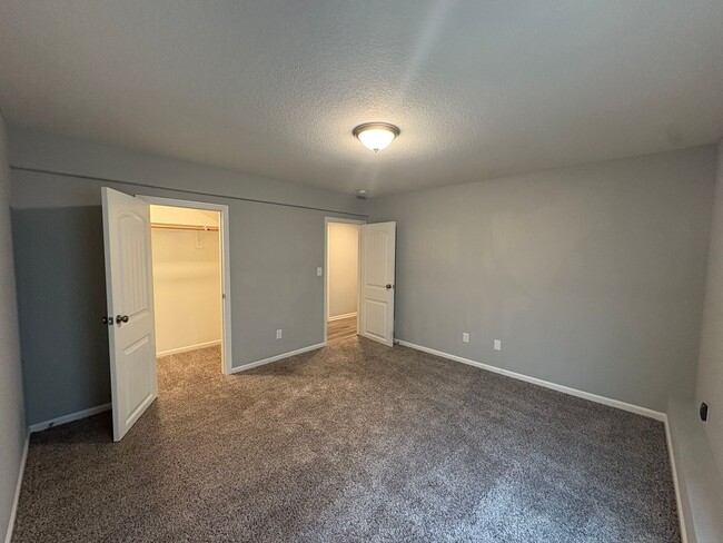 Building Photo - 705 Poplar Cir