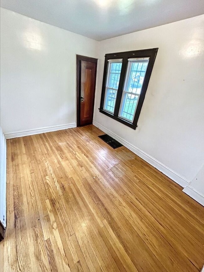 Building Photo - Charming 2-Bedroom Home with Fenced Yard i...