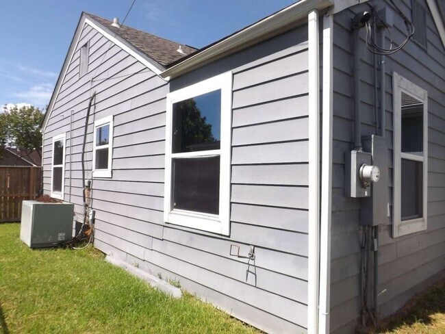 Building Photo - 7619 Ilex St