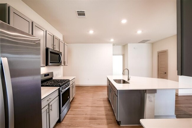 Building Photo - 400 Florenz Ln