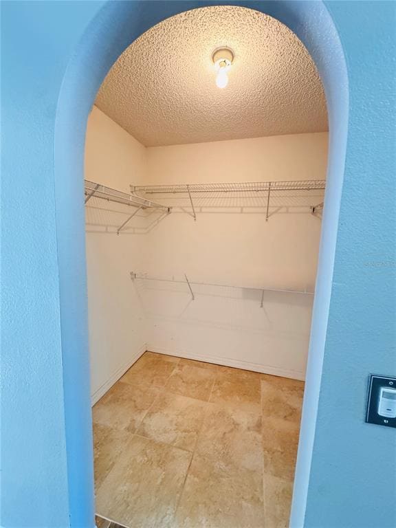 Building Photo - 2050 Corner Glen Dr