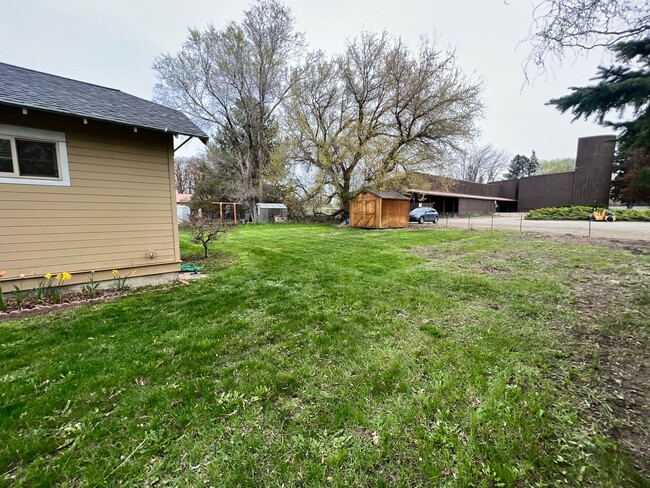 Building Photo - Charming 2 Bedroom 2 Bath Home Located Nea...