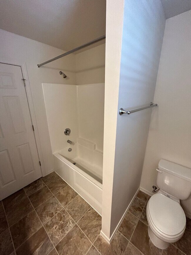 Building Photo - AUG750-800