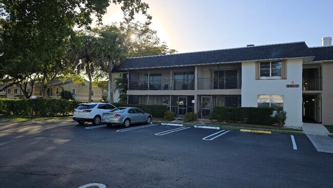 Building Photo - 2810 Riverside Dr