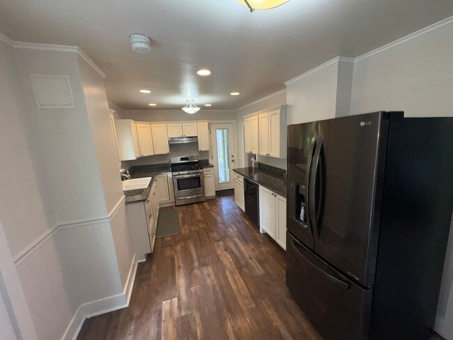 Building Photo - Lovely 4 Bedroomin a Quaint and Quiet Neig...