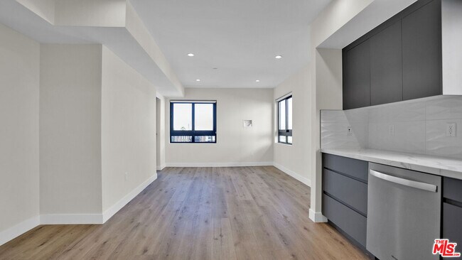 Building Photo - 846 S Mariposa Ave