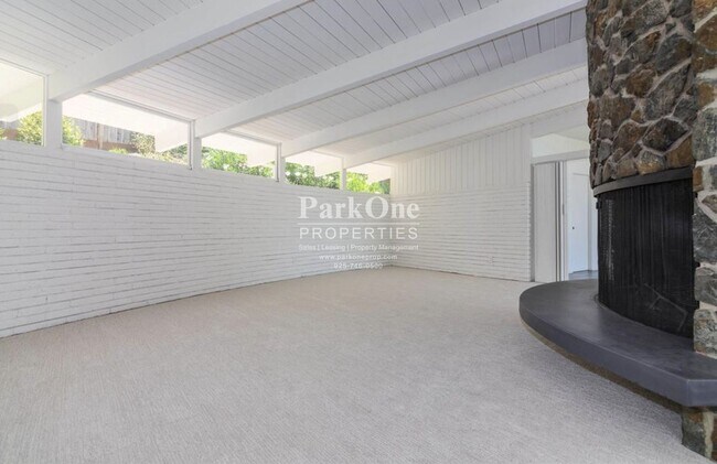 Building Photo - Single-level mid-century home in the heart of Orinda!