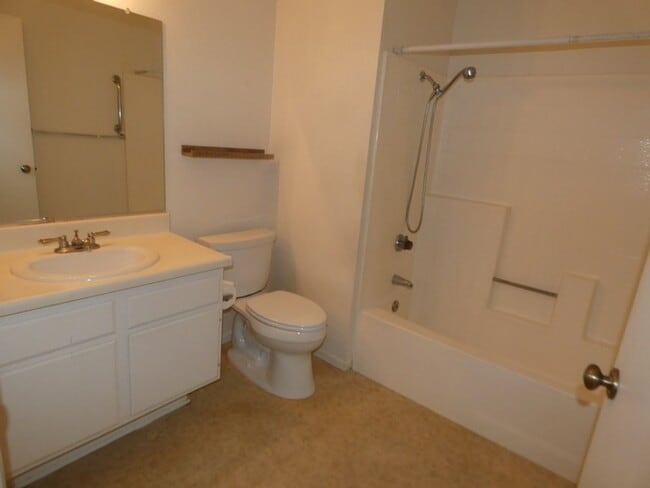 Building Photo - Bright and Fresh Downstairs 1 bedroom Condo at Las Palmas