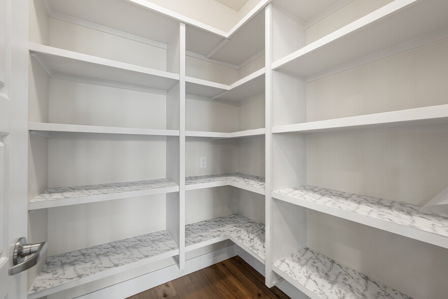 Building Photo - 6230 N Bolsena Ln