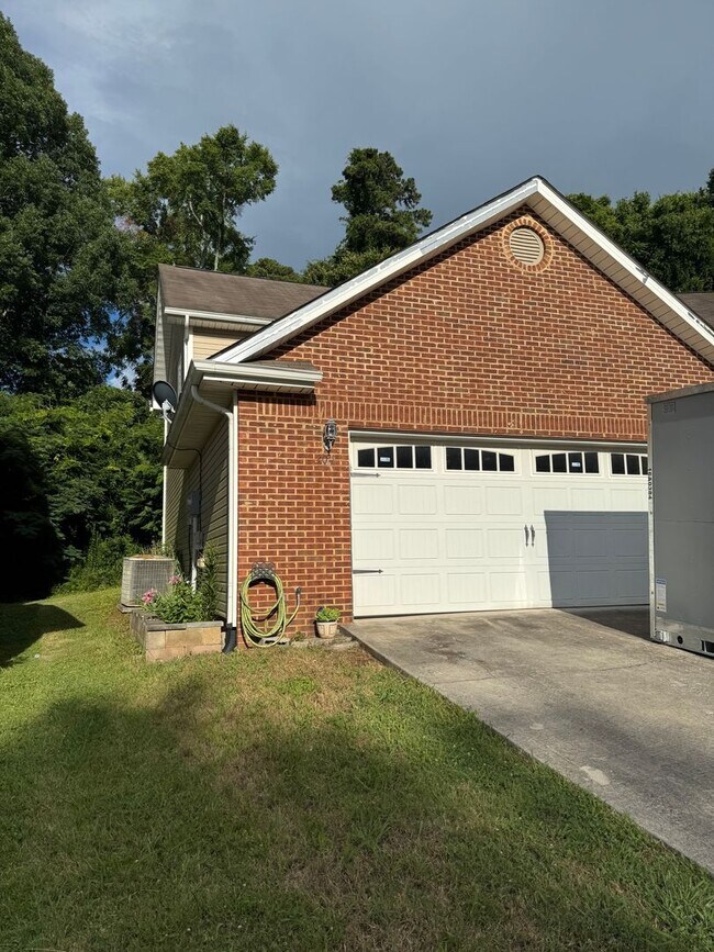 Building Photo - Maryville 37804 - 4-Bedroom, 2-Bath, 2-Story Condo - Contact Faye Hudson 865-789-3204