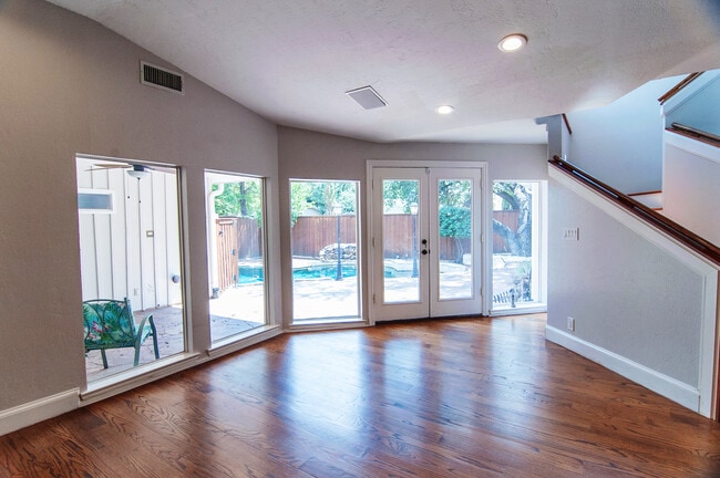 Building Photo - 6940 Brookshire Dr
