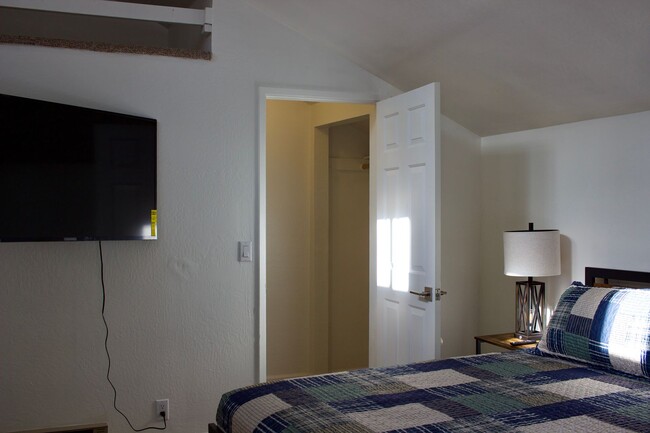 Building Photo - Charming 2 Bedroom, 1 Bath Private Single-...