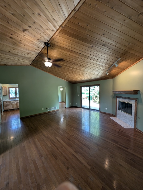 Building Photo - 1218 Point O'Woods Dr