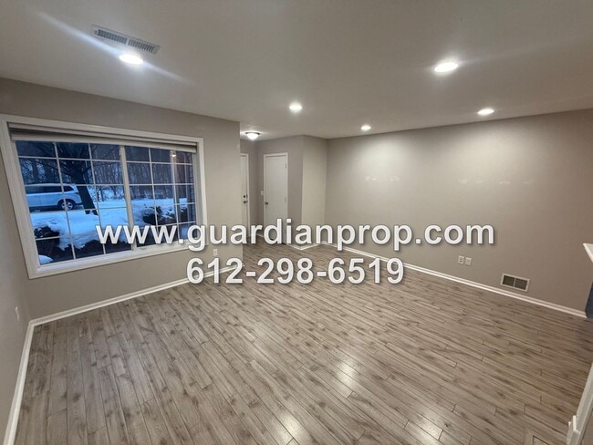 Building Photo - End Unit Townhouse on Secluded Drive Available Now, Updated Kitchen & Baths, Large Primary Suite