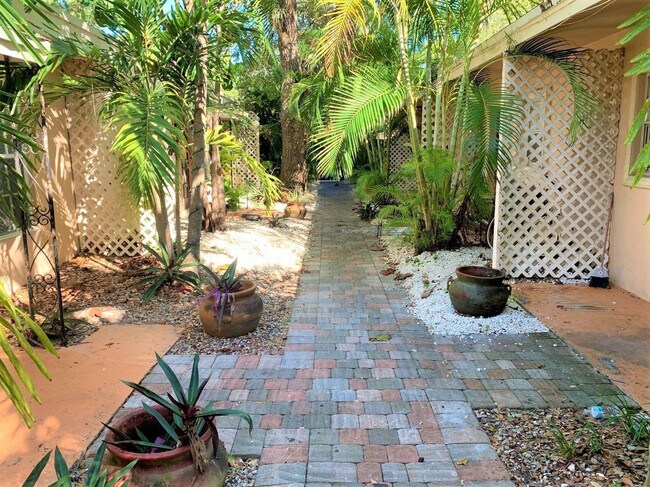 Building Photo - 715 SW 14th Ave