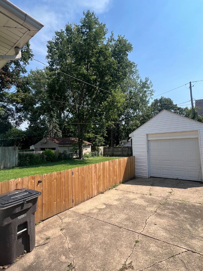 Building Photo - 3 bedroom / 2 bathroom home with Fenced Backyard For Rent on the Popular Kingman Blvd!