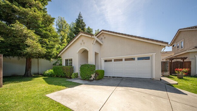 Building Photo - 3 bed 2 bath in Green Valley!