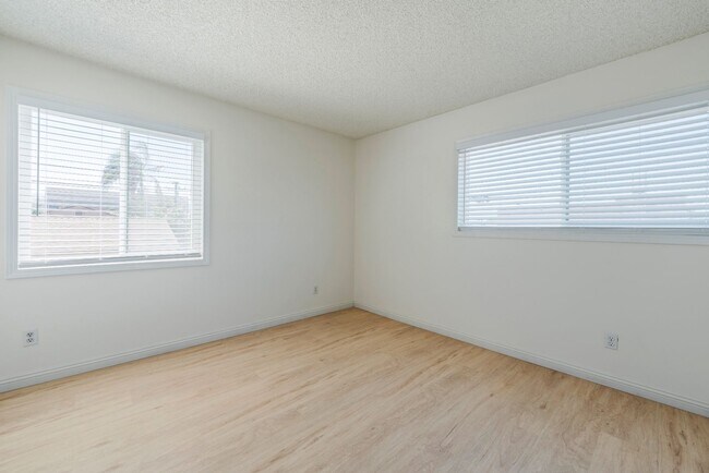 Building Photo - Beautiful remodeled 2 bed 2 bath townhome ...