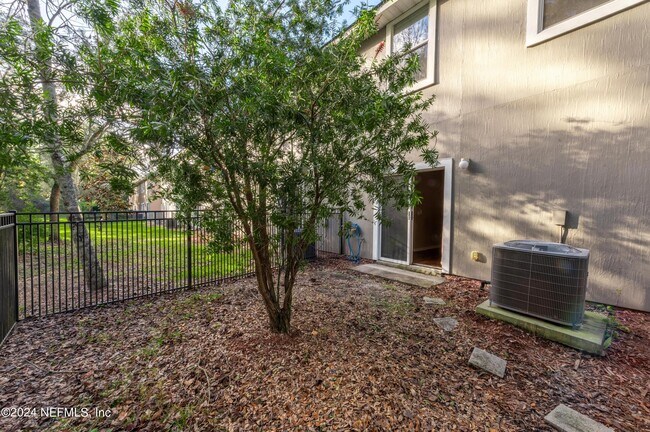 Building Photo - 807 Scrub Jay Dr