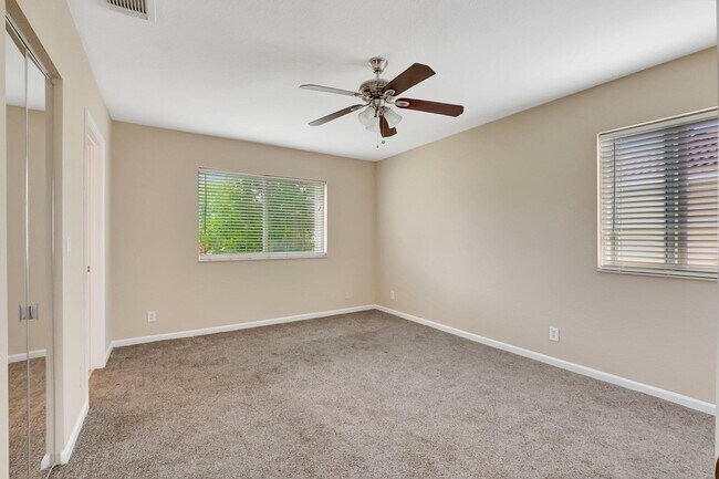 Building Photo - 3021 N Evergreen Cir