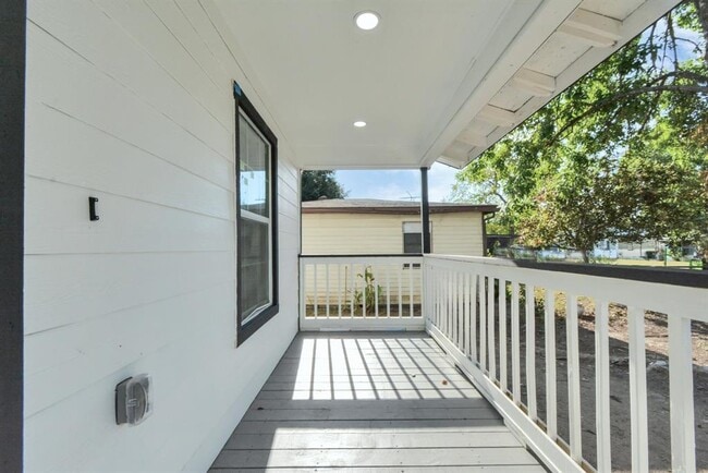 Building Photo - 1501 Maiden Ln