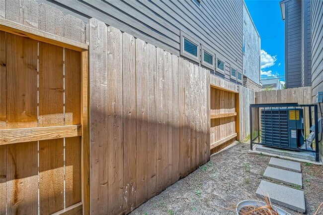Building Photo - 1806 Schweikhardt St