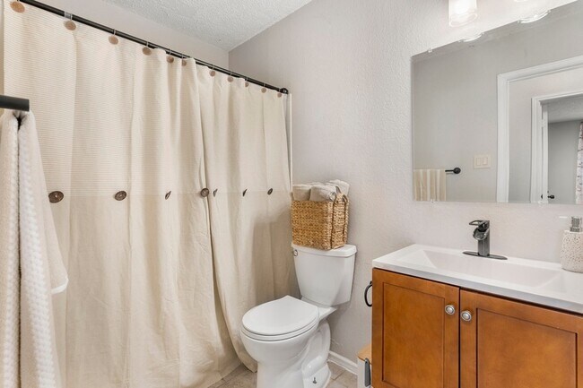 Building Photo - 408 Sycamore Ln