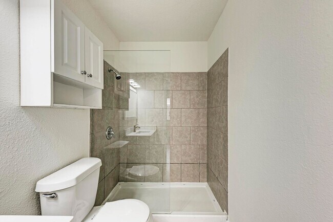 Building Photo - 2 month lease cute 1-1 blocks from campus and 1 block from UT shuttle