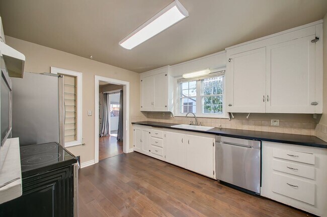 Building Photo - Charming 3-Bedroom Home with Spacious Base...
