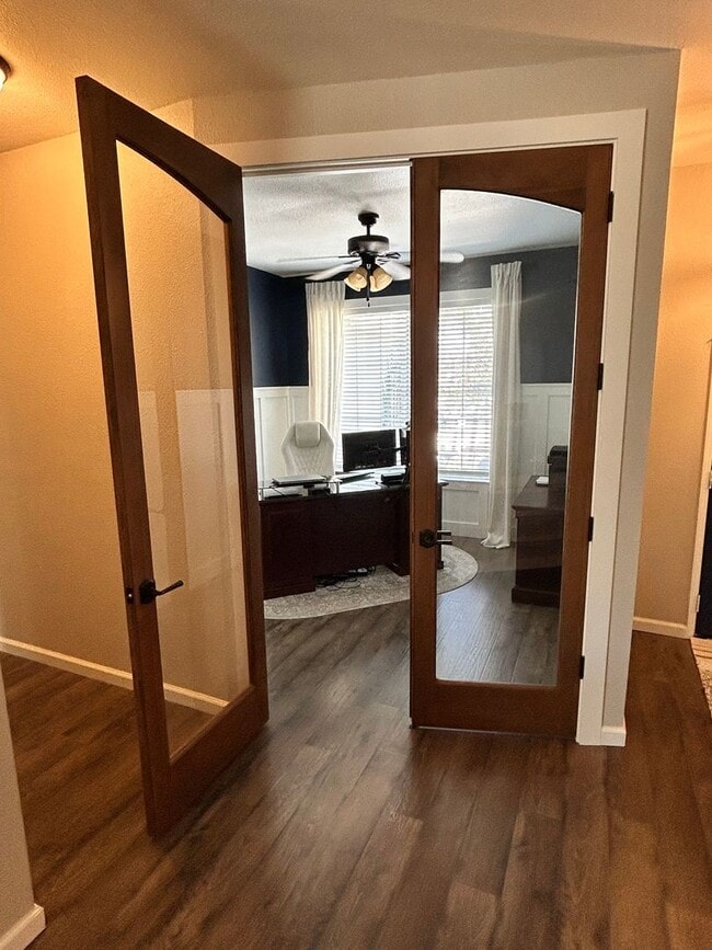 Building Photo - Charming 3 bedroom 2 bathroom home located...