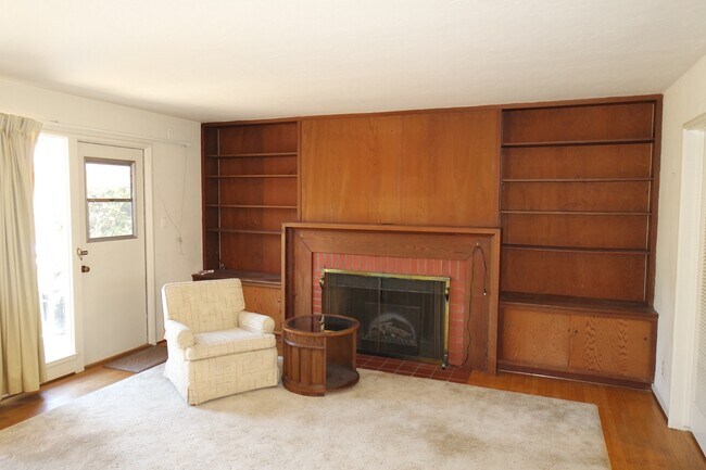 Building Photo - Willow Glen House with Spacious Yard