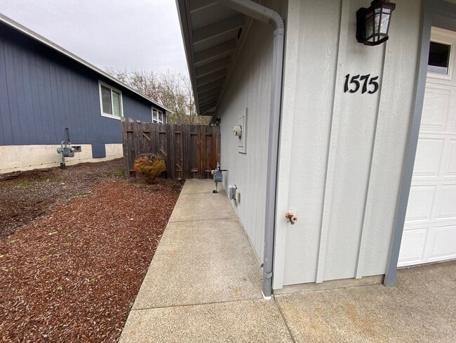 Building Photo - Great 3 Bedroom 2 Bath House on the West side!