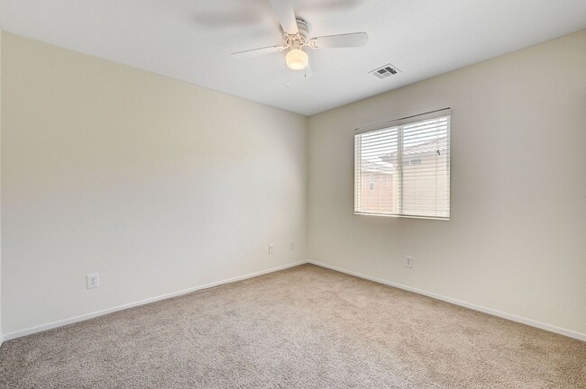 Building Photo - *MOUNTAINS EDGE 3 BED 2.5 BATH * COMMUNITY POOL, FITNESS CENTER, AND SPA *