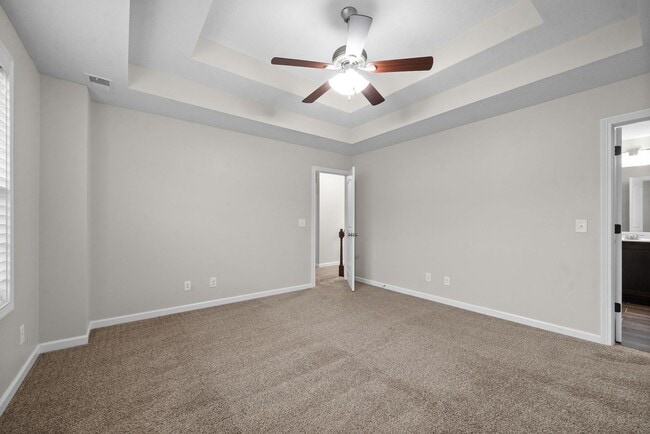 Building Photo - Pet Friendly Three Bedroom in Rossview!