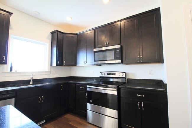 Building Photo - 3 Bedroom 2.5 Townhome Available Now!