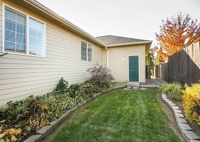 Building Photo - Spacious 3-Bedroom Home with Private Backy...