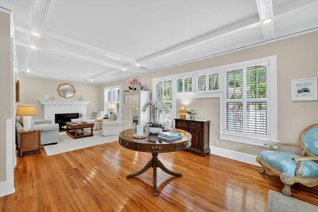 Building Photo - 235 10th Ave NE