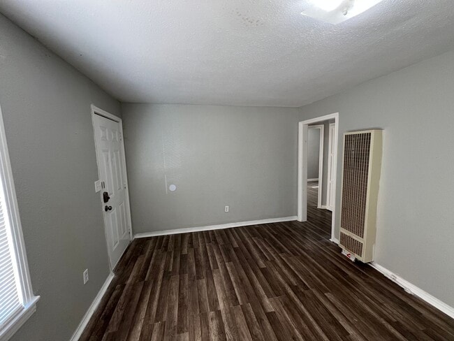 Building Photo - Super cute 2 bed  at the right place and price