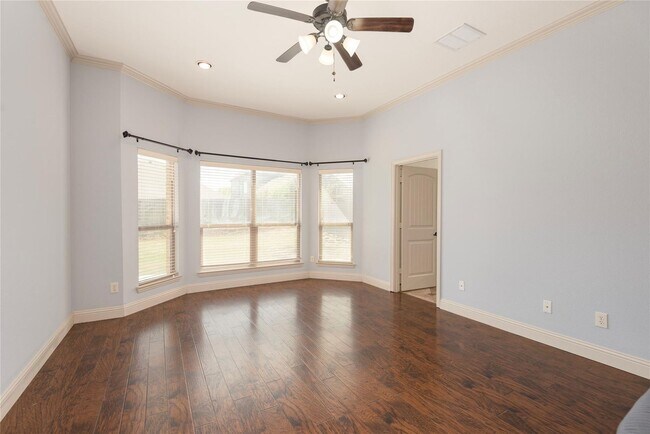Building Photo - Oak Point Beauty