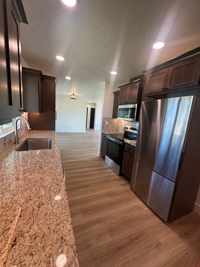 Building Photo - Style and Class....2 Bedroom, 1 bath , 1 C...
