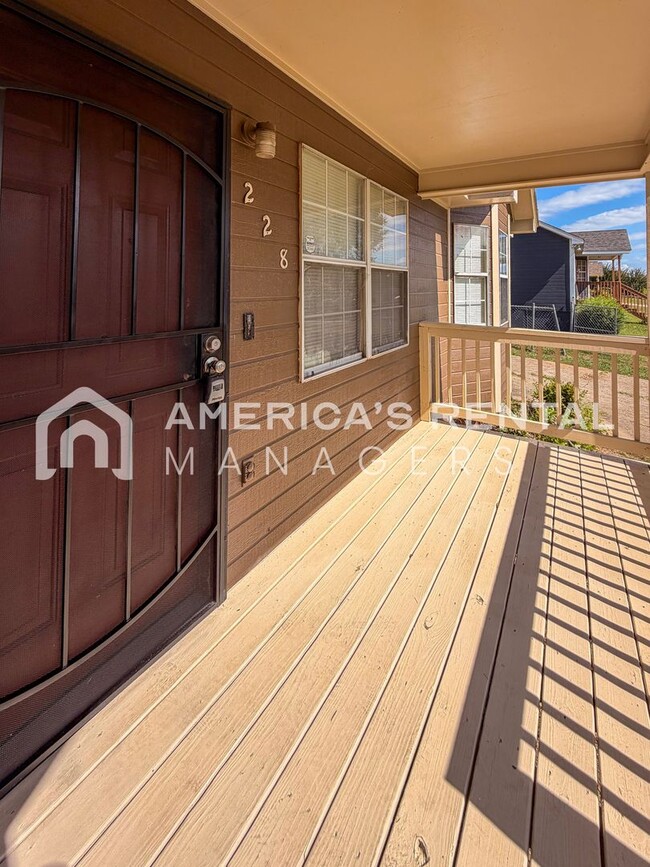 Building Photo - Modern 3BR/2BA – Easy Commute to Downtown!