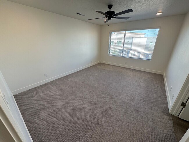 Building Photo - Desert Color Townhome!