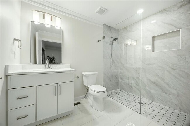 Building Photo - 1390 Tennis Ct Pl