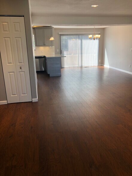 Living Room/Dining - 422 Wright St