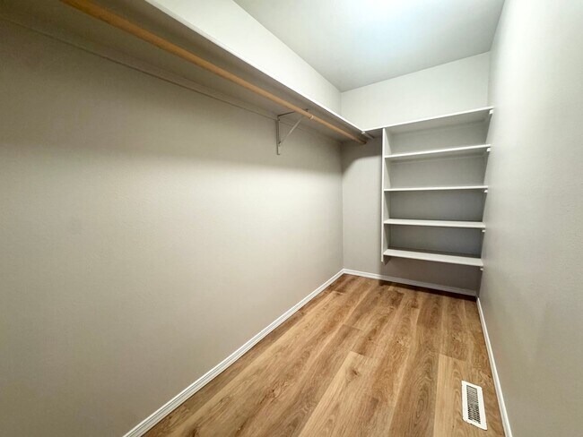 Building Photo - Beautiful Single Level- 3 Bed 2 Bath - Pet...